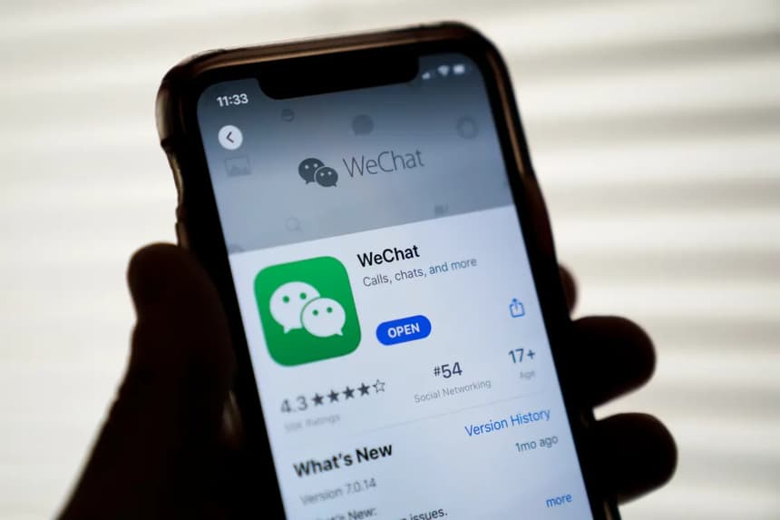 La aplicación WeChat se muestra en la App Store en un iPhone de Apple, en Washington, el 7 de agosto de 2020. (Drew Angerer/Getty Images)