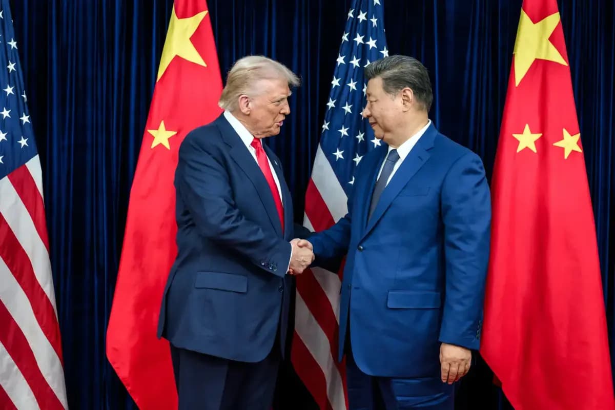 El presidente de EE. UU., Donald Trump, participa en una reunión bilateral con el líder chino Xi Jinping en Busan, Corea del Sur, el 30 de octubre de 2025. (Cortesía de la Casa Blanca).