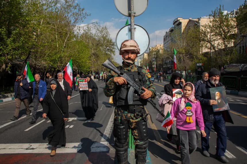 Un miembro de los servicios de seguridad iraníes monta guardia durante el cortejo fúnebre del jefe de la Armada del Cuerpo de la Guardia Revolucionaria Islámica (IRGC), Alireza Tangsiri, junto a otros altos mandos navales y sus familias que murieron en los ataques estadounidenses e israelíes a finales de marzo, en Teherán, Irán, el 1 de abril de 2026. (Majid Saeedi/Getty Images)