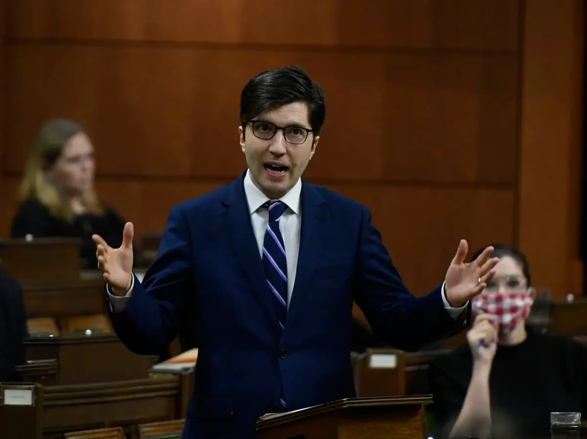 El diputado conservador Garnett Genuis se levanta durante el turno de preguntas en la Cámara de los Comunes, en la Colina del Parlamento de Ottawa, el 16 de abril de 2021. (The Canadian Press/Justin Tang).