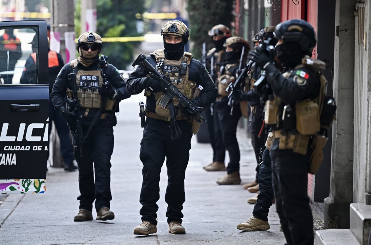 <em>Fuerzas especiales mexicanas montan guardia en el lugar donde un policía resultó herido durante una operación contra la extorsión en la Ciudad de México, el 18 de diciembre de 2025. (Carl de Souza/AFP vía Getty Images)</em>