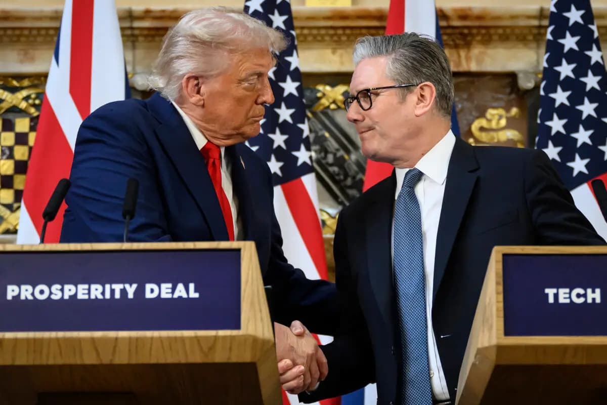 El presidente de EE. UU., Donald Trump (izquierda), y el primer ministro británico, Keir Starmer, se dan la mano durante una rueda de prensa en Chequers, cerca de Aylesbury, Inglaterra, el 18 de septiembre de 2025. (Leon Neal/Pool Photo vía AP)