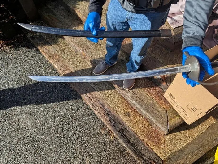 Un agente de las fuerzas del orden sostiene una de varias armas blancas incautadas por las autoridades tras la detención de Andrew Emerald en Great Barrington, Massachusetts, el 1 de abril de 2026, acusado de amenazar al presidente Donald Trump en publicaciones en Facebook. (Oficina del Fiscal de EE. UU. para el Distrito de Massachusetts/Folleto vía Reuters).