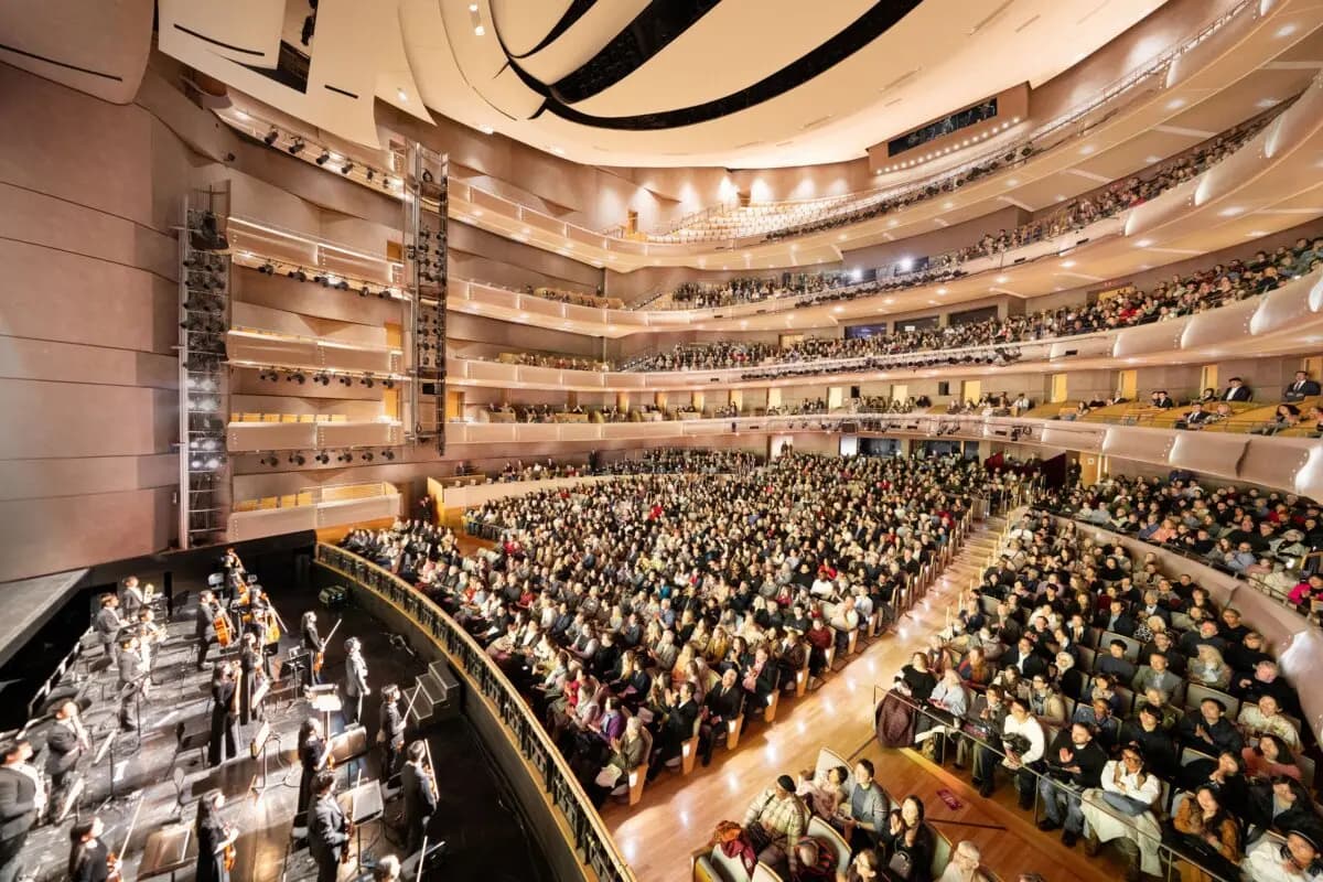 Shen Yun Performing Arts realizó su segunda actuación en Toronto de la temporada 2026 en el Four Seasons Centre for the Performing Arts la noche del 28 de marzo de 2026. El teatro se llenó hasta la última butaca. (May Huang/The Epoch Times)