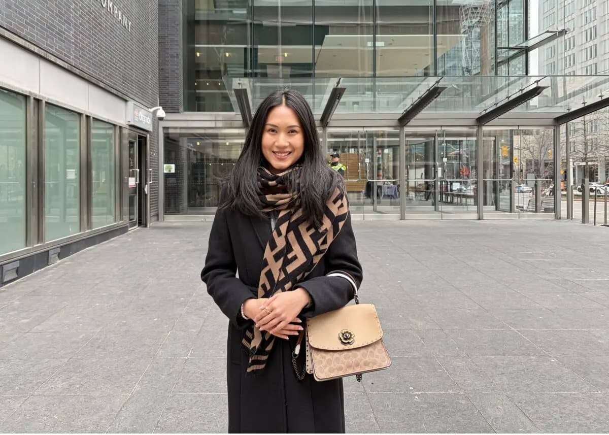 Serena y su familia condujeron tres horas para ver Shen Yun en el Four Seasons Centre for the Performing Arts de Toronto, pero se encontraron con que el espectáculo había sido cancelado por una falsa amenaza de bomba, el 1 de abril de 2026. (Teng Dongyu/The Epoch Times)