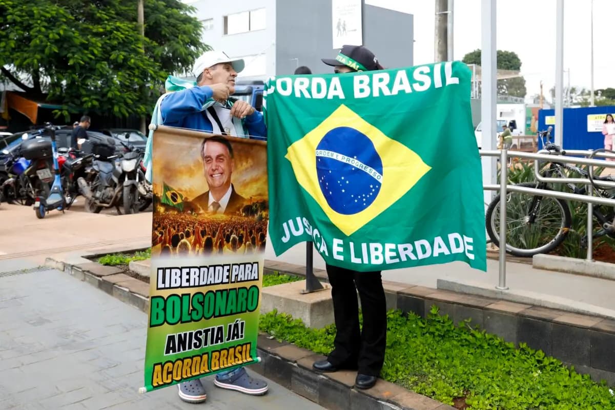 <em>Partidarios del expresidente brasileño Jair Bolsonaro esperan su alta del hospital DF Star en Brasilia con un cartel que dice "Libertad para Bolsonaro. ¡Amnistía ya! ¡Despierta Brasil!" el 27 de marzo de 2026. (Sergio Lima/AFP).</em>