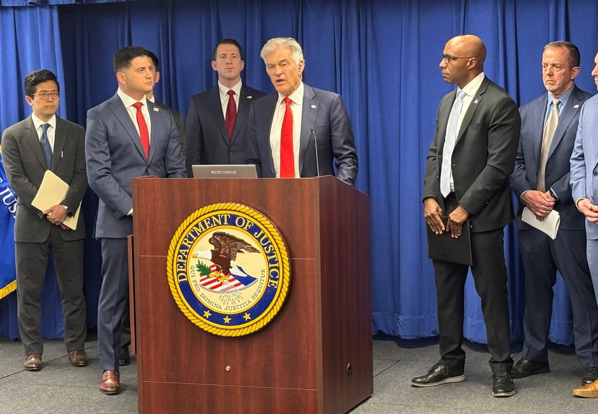 <em>El Dr. Mehmet Oz, administrador de los Centros de Servicios de Medicare y Medicaid, habla con los periodistas el 2 de abril en Los Angeles, tras una operación para arrestar a sospechosos relacionados con el fraude a Medicare. (Departamento de Justicia de EE. UU.).</em>