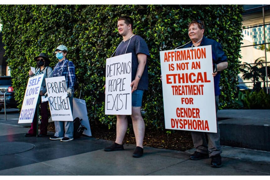 Manifestantes en el Día de Concientización sobre la Detransición en Los Ángeles el 12 de marzo de 2022.  (ohn Fredricks/The Epoch Times)