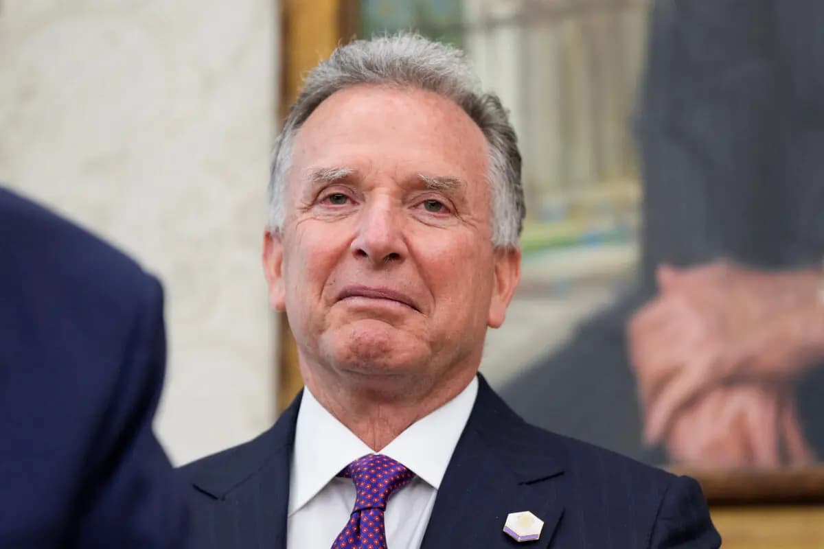 <em>El enviado especial de EE. UU., Steve Witkoff, observa durante su ceremonia de toma de posesión en el Despacho Oval de la Casa Blanca el 6 de mayo de 2025. (Kent Nishimura/Reuters)</em>