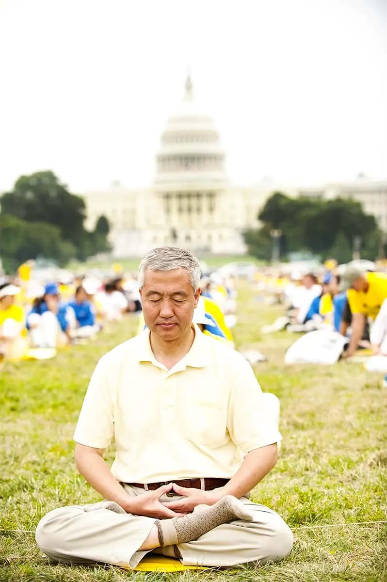 Wang Zhiyuan está practicando el quinto ejercicio de Falun Gong. (The Epoch Times)
