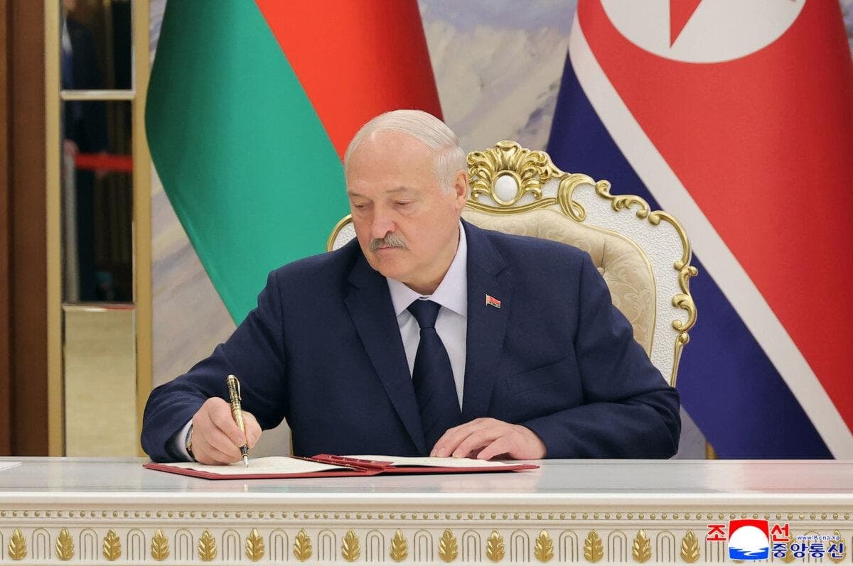 En esta foto proporcionada por el gobierno norcoreano, el presidente bielorruso Alexander Lukashenko firma un documento en Pyongyang, Corea del Norte, el 26 de marzo de 2026. (Agencia Central de Noticias de Corea/Servicio de Noticias de Corea vía AP)