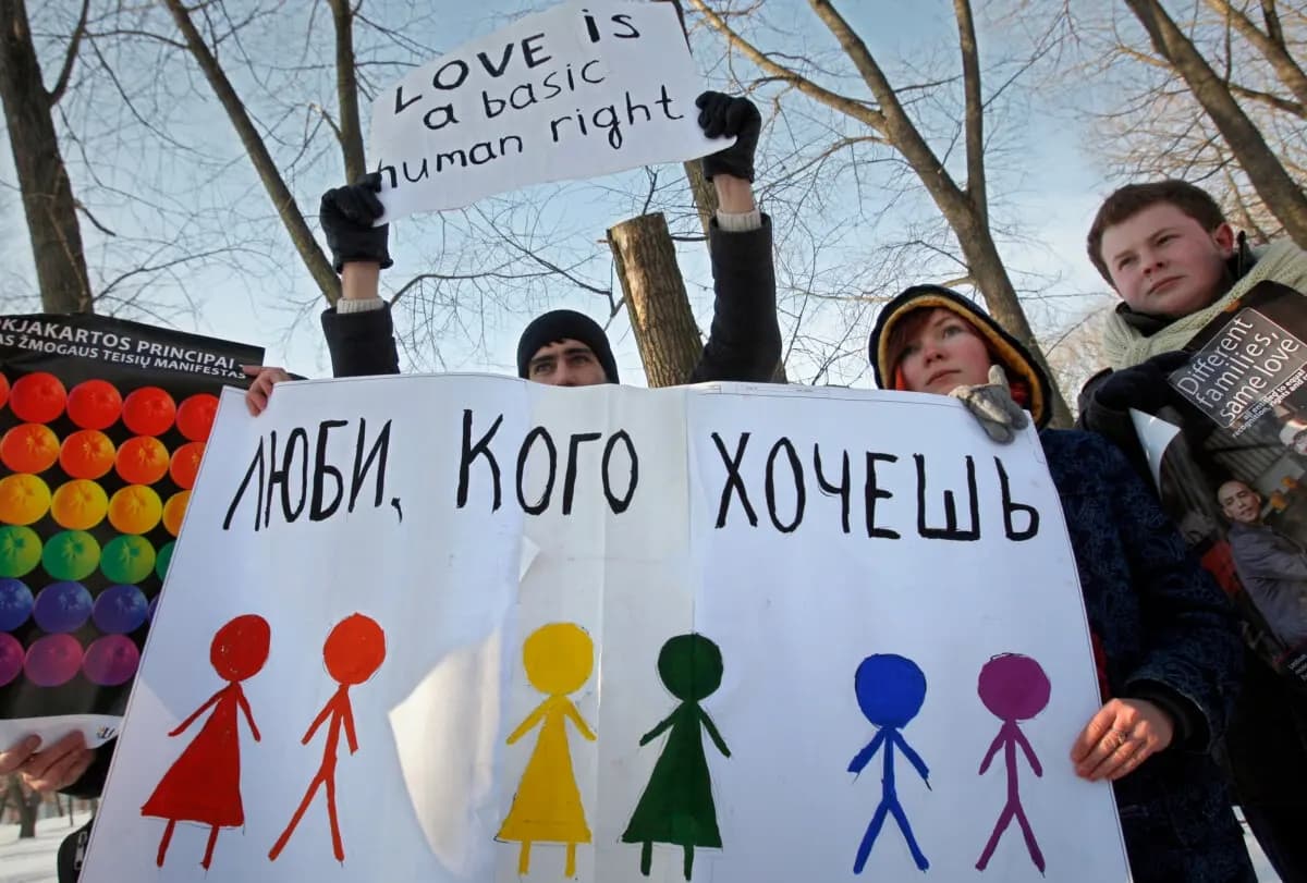 Activistas sostienen pancartas durante una protesta frente al Departamento de Justicia en Minsk, Bielorrusia, el 14 de febrero de 2010. El letrero de la pancarta dice: "Ama a quien quieras". (Foto AP, archivo)