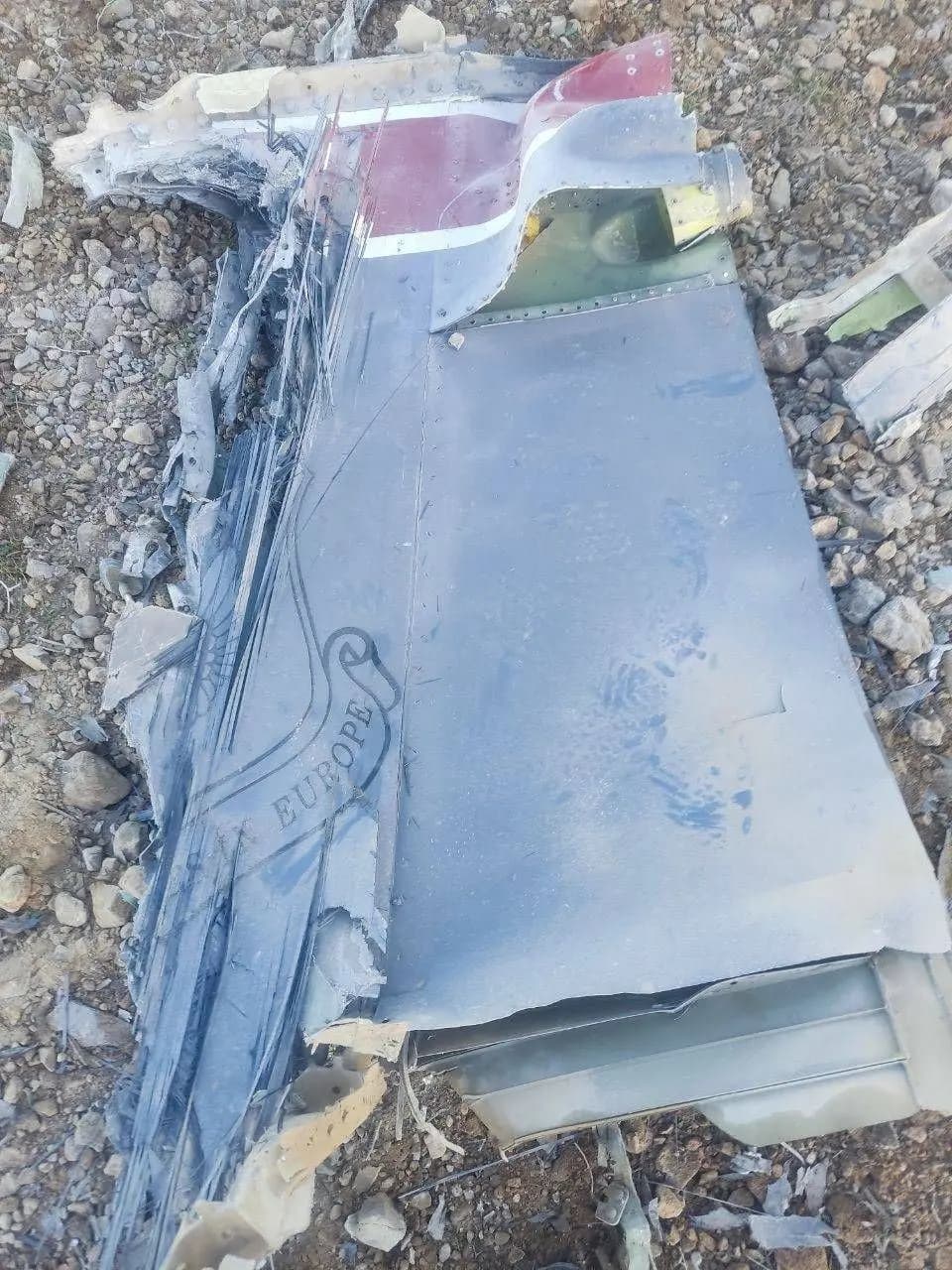 <em>Fragmentos de un avión de Estados Unidos derribado se muestran en esta fotografía, tomada supuestamente en el centro de Irán y publicada el 3 de abril de 2026. (IRIB/Handout vía Reuters)</em>
