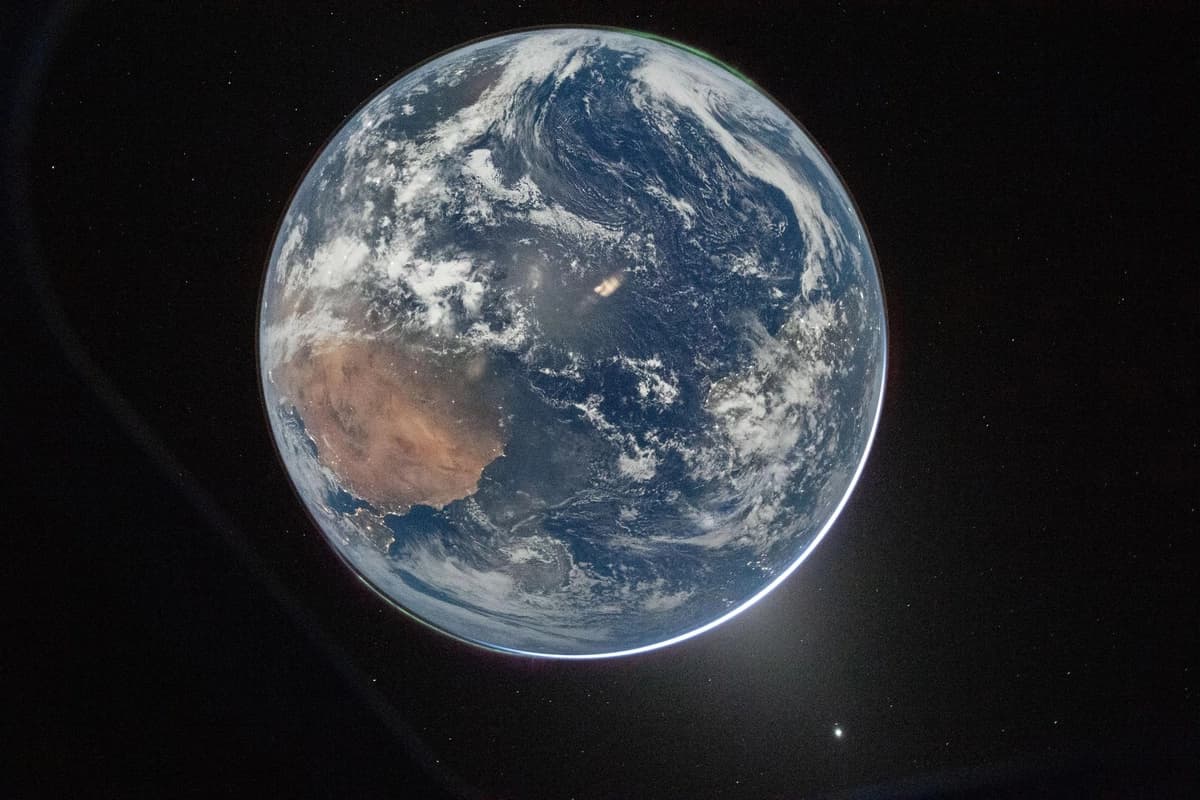 Una vista de la Tierra tomada por el astronauta de la NASA y comandante de la misión Artemis II, Reid Wiseman, desde la ventanilla de la nave espacial Orión tras completar la maniobra de inyección translunar el 2 de abril de 2026. NASA