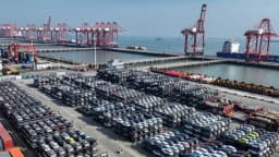 Senadores instan a Trump a prohibir los autos chinos antes de su viaje a Beijing