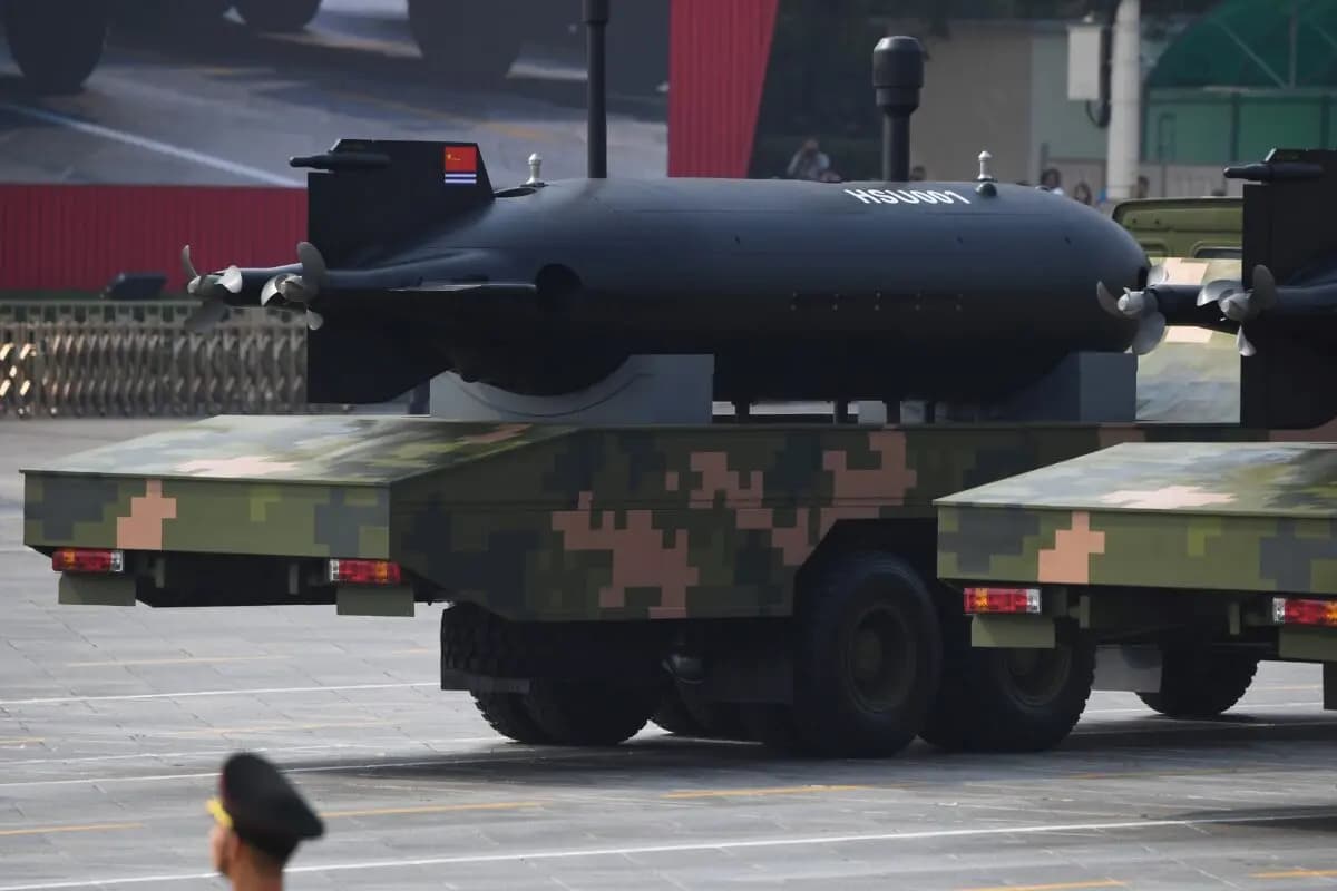 Se ven los drones submarinos HSU001 de China durante un desfile militar en la plaza de Tiananmen, en Beijing, el 1 de octubre de 2019. (Greg Baker/AFP vía Getty Images)