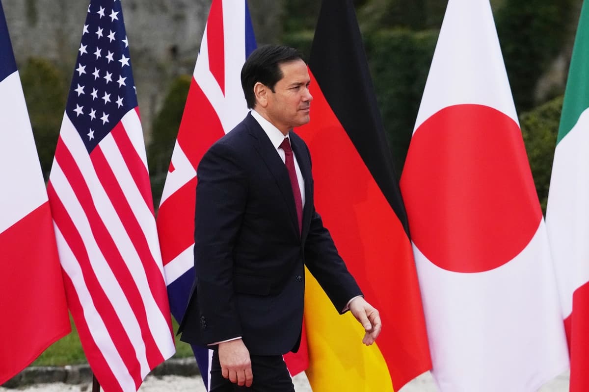 <em>El secretario de Estado estadounidense, Marco Rubio, llega a la reunión de ministros de Asuntos Exteriores del G7 con los países socios en Cernay-la-Ville, en las afueras de París, Francia, el 27 de marzo de 2026. (Michel Euler, Pool/AP Photo).</em>