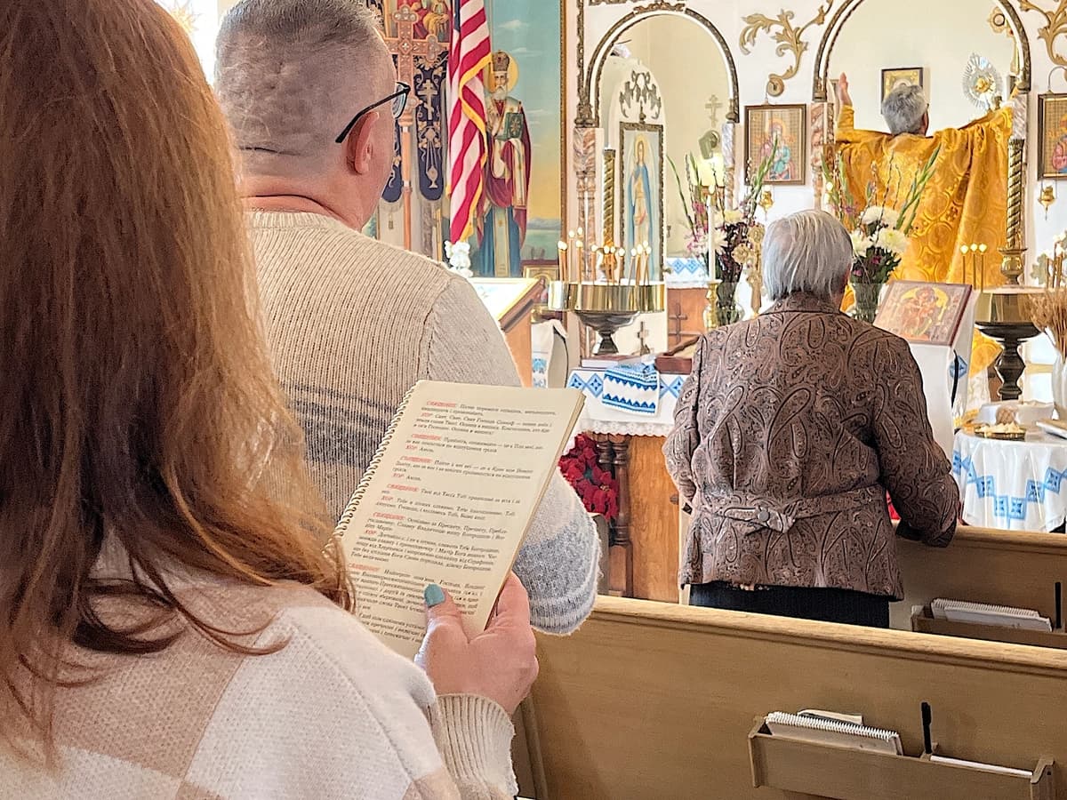Los feligreses recitan himnos durante un servicio religioso matutino en una iglesia de Phoenix el 31 de enero de 2026. (Allan Stein/The Epoch Times)