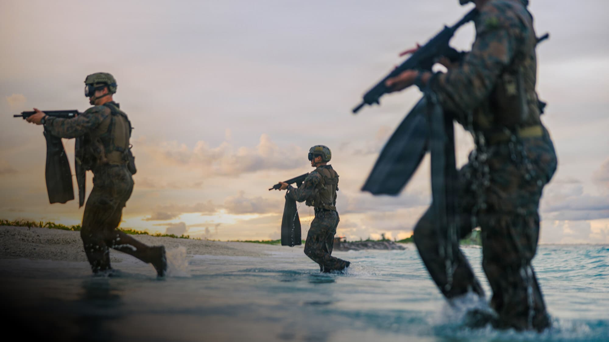 Infantes de Marina de los Estados Unidos, pertenecientes al Pelotón de Reconocimiento de la 31.ª Unidad Expedicionaria de Infantería de Marina, realizan una misión simulada de reconocimiento y vigilancia como parte de un asalto anfibio simulado en una instalación de apoyo naval en Diego García, Territorios Británicos del Océano Índico, el 24 de marzo de 2026. (Fotografía cedida por el cabo primero Victor Gurrol/Cuerpo de Marines de los E.E. U.U a través de Getty Images).

