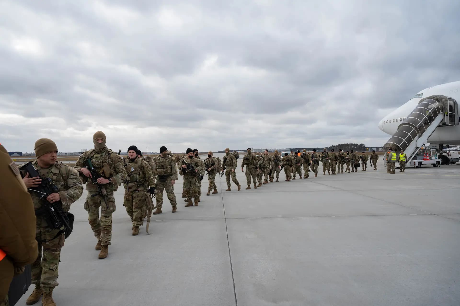 Soldados asignados a la 82.ª División Aerotransportada del Ejército de EE. UU. desembarcan de un Boeing 747 en el aeropuerto de Rzeszów-Jasionka, Polonia, el 8 de febrero de 2022. El mes pasado, el Pentágono desplegó elementos de la división en Medio Oriente. (Aviador de primera clase Taylor Slater/Fuerza Aérea de EE. UU.)