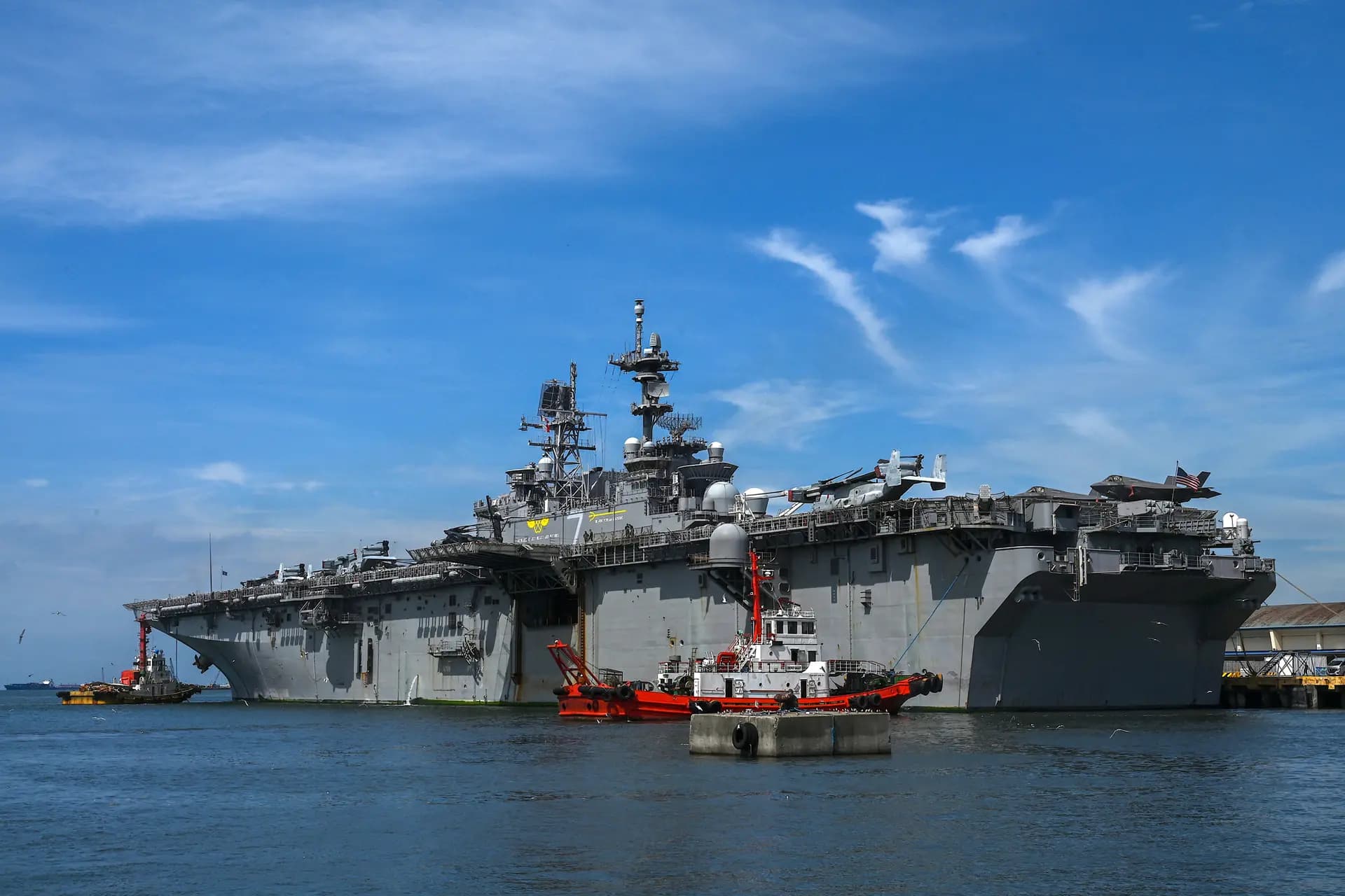El buque de asalto anfibio USS Tripoli de la Armada de los Estados Unidos se observa durante una escala en el puerto de Manila, Filipinas, el 27 de septiembre de 2022. El buque forma parte de las fuerzas adicionales desplegadas en Medio Oriente en el contexto del conflicto con Irán. (Jam Sta Rosa/AFP vía Getty Images)