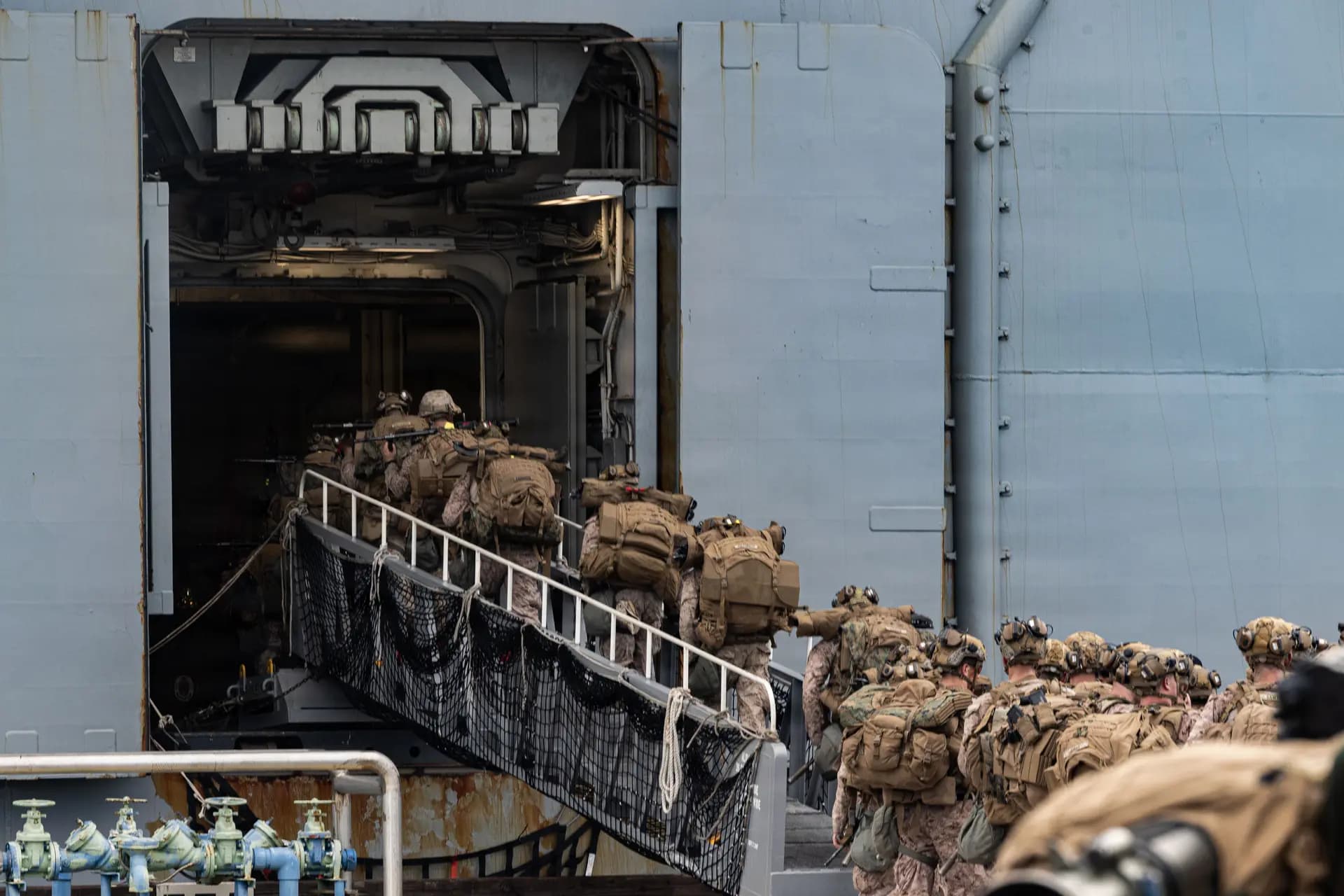 Infantes de Marina de EE. UU. de la Compañía Lima, Batallón de Desembarco 3.er Batallón, 1.er Regimiento de Infantería de Marina, 31.ª Unidad Expedicionaria de Infantería de Marina, realizan una marcha durante un asalto anfibio simulado en el área de operaciones de la 7.ª Flota en la región del Indo-Pacífico el 24 de marzo de 2026. (Cabo Nicole Stuart/Cuerpo de Infantería de Marina de EE. UU. vía DVIDS)