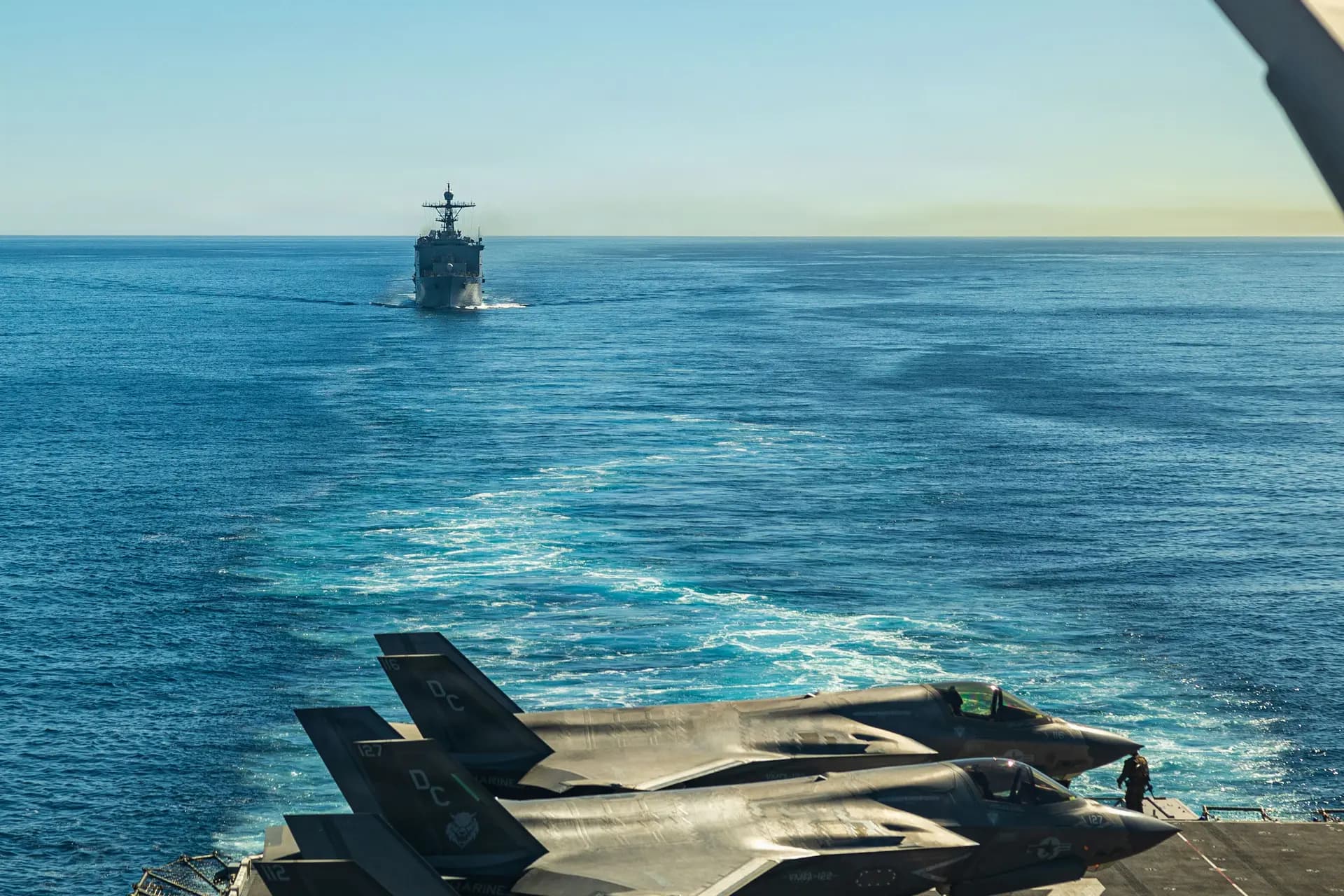 El buque de desembarco de dique USS Comstock se observa desde la cubierta del buque de asalto anfibio USS Boxer durante un entrenamiento integrado con la 11.ª Unidad Expedicionaria de Infantería de Marina en el Océano Pacífico el 27 de febrero de 2026. (Cabo Nicole Stuart/Cuerpo de Infantería de Marina de EE. UU. vía DVIDS)