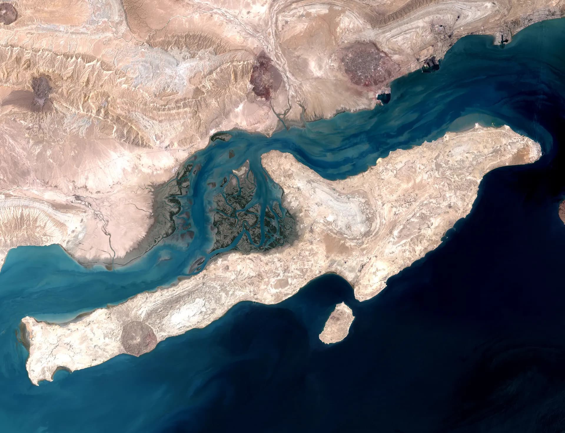 Una imagen satelital muestra la isla de Qeshm en la desembocadura del estrecho de Ormuz, en el golfo Pérsico, el 23 de agosto de 2000. Los analistas dicen que la toma de la isla, la más grande de Irán en el Golfo, podría debilitar la capacidad iraní para interrumpir el tráfico marítimo, aunque lograr tal objetivo sería difícil con el actual despliegue militar. (NASA/Dominio público/CC0)