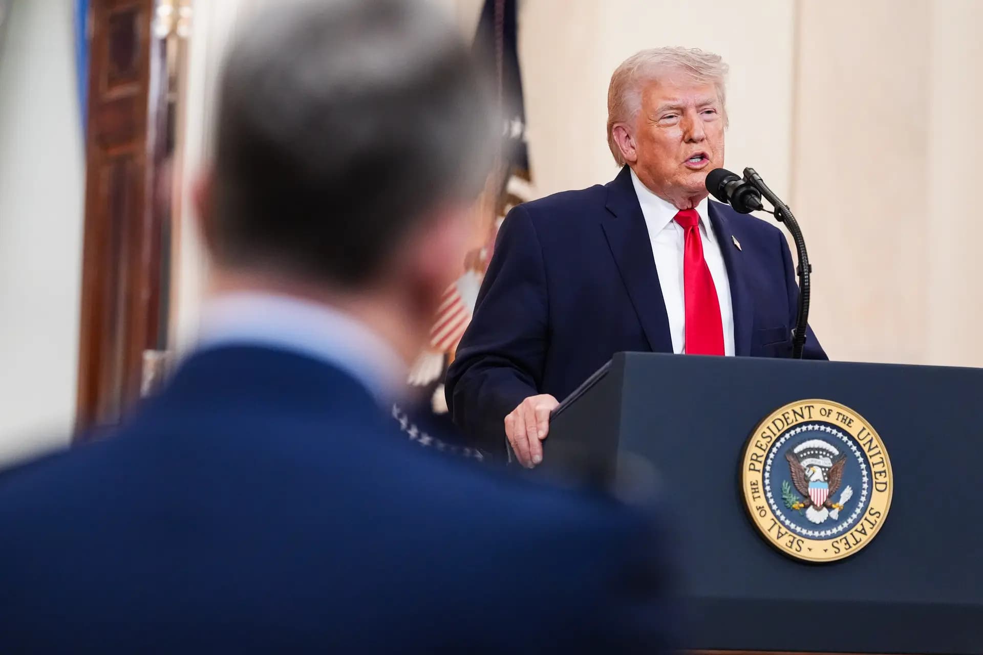 El presidente estadounidense Donald Trump habla desde el Salón de la Cruz de la Casa Blanca el 1 de abril de 2026. Trump dijo que los satélites estadounidenses continúan monitoreando las instalaciones nucleares iraníes y que las fuerzas estadounidenses podrían realizar ataques adicionales para impedir que los iraníes accedan a dichas instalaciones. (Alex Brandon-Pool/Getty Images)