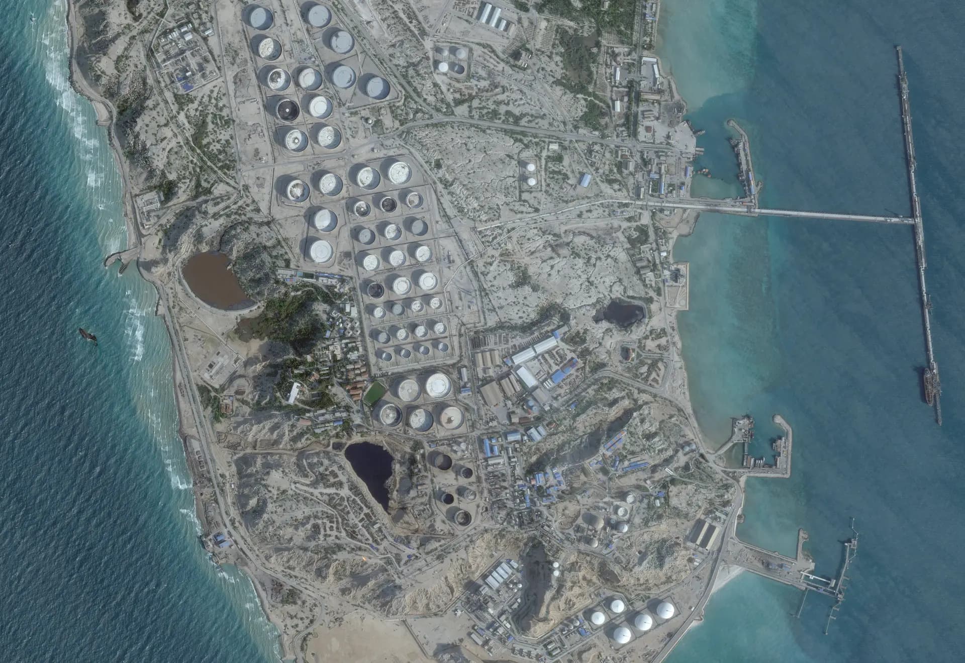 Una imagen satelital muestra una terminal petrolera en la isla de Kharg, Irán, el 25 de febrero de 2026. La isla se encuentra en el Golfo Pérsico y alberga instalaciones que gestionan aproximadamente el 90 por ciento de las exportaciones de petróleo de Irán. (2026 Planet Labs PBC/Handout vía Reuters)
