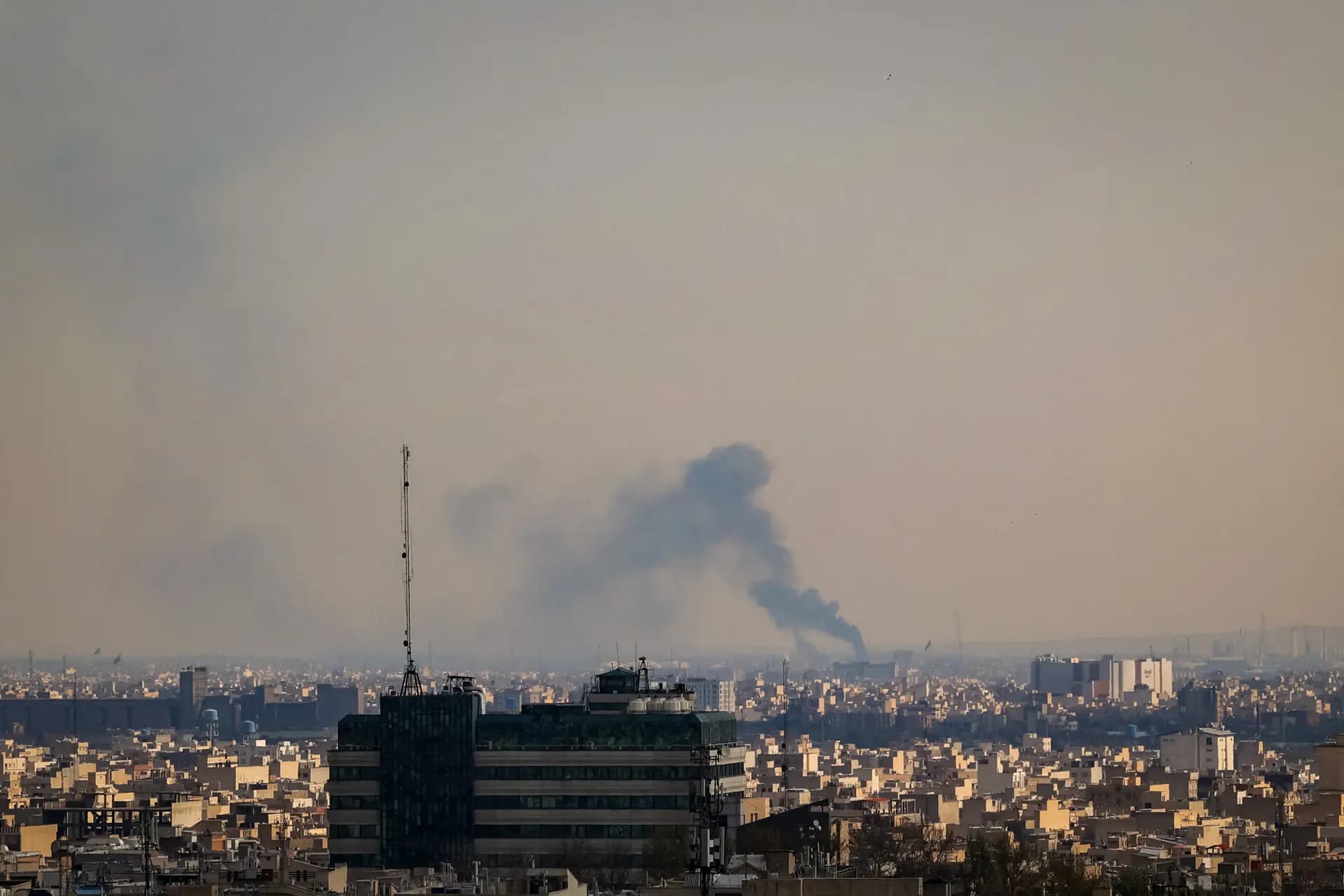 El humo se eleva tras un ataque, en el marco del conflicto entre Estados Unidos e Israel con Irán, en Teherán el 1 de abril de 2026. (Majid Asgaripour/Agencia de Noticias de Asia Occidental vía Reuters/Foto de archivo)