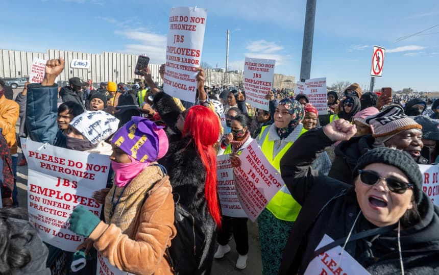 Trabajadores de la planta procesadora de carne de JBS protestan frente a la planta en Greeley, Colorado, el 16 de marzo de 2026. (Jerilee Bennett/The Gazette vía AP)