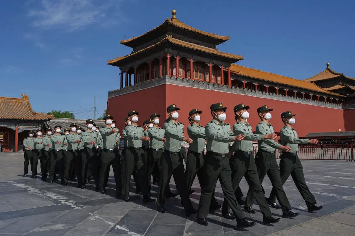 Soldados del Batallón de la Guardia de Honor del Ejército Popular de Liberación desfilan frente a la Ciudad Prohibida, cerca de la Plaza de Tiananmen, en Beijing, el 20 de mayo de 2020. (Kevin Frayer/Getty Images)