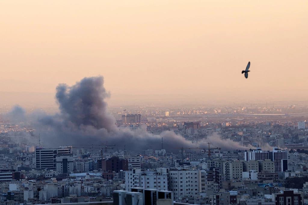 <em>Una columna de humo se eleva tras un ataque a la capital iraní, Teherán, el 3 de marzo de 2026. (Atta Kenare/AFP vía Getty Images)</em>