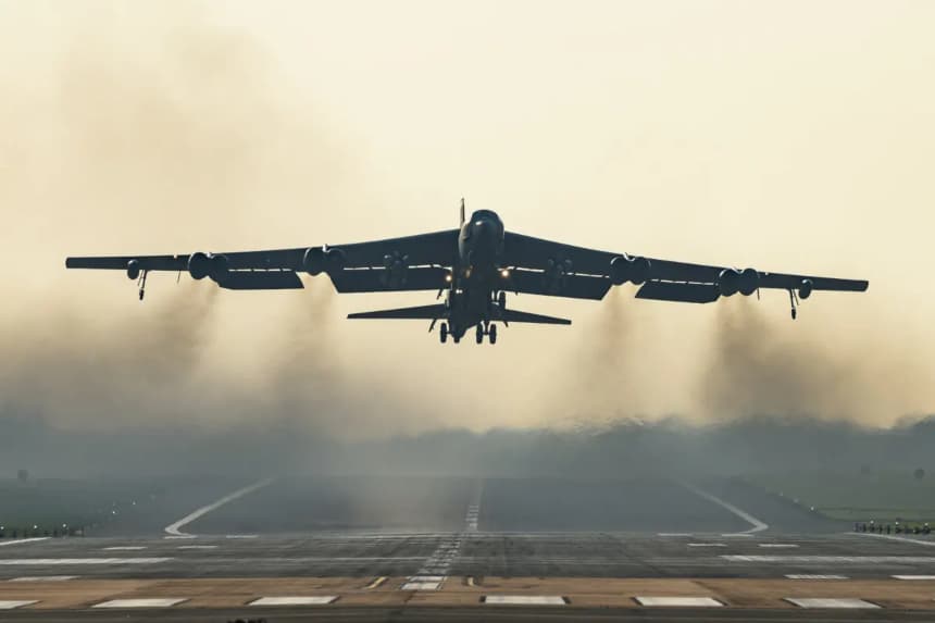 Un bombardero estratégico B-52 Stratofortress de la Fuerza Aérea de EE. UU. despega de la base RAF Fairford, en Fairford, Inglaterra, el 19 de marzo de 2026. (Leon Neal/Getty Images)