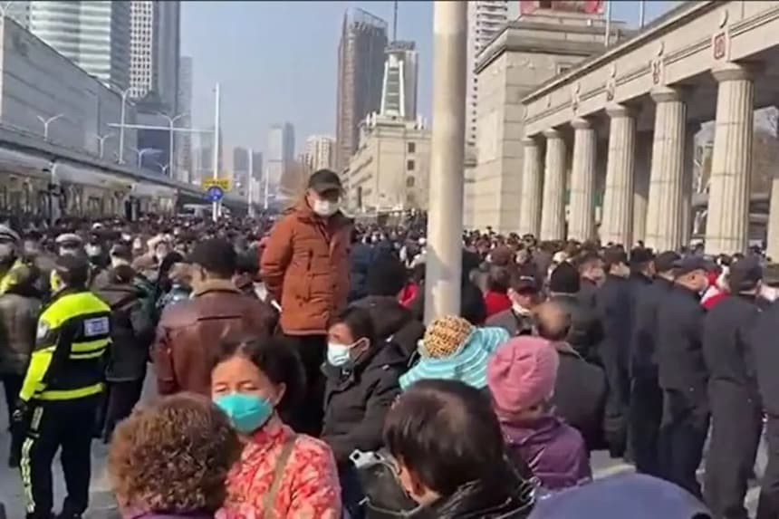 Personas mayores protestan por los recortes en el seguro médico en la ciudad de Wuhan, China, el 15 de febrero de 2023. (Captura de pantalla vía The Epoch Times)