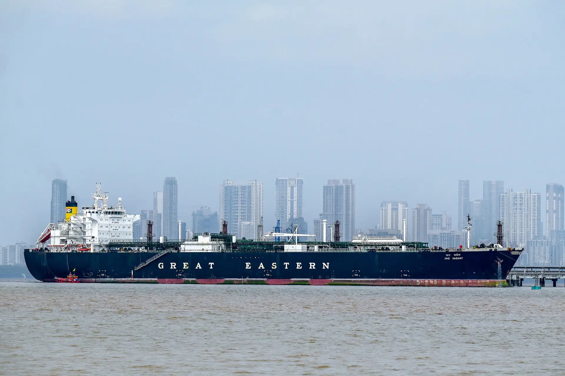 Un buque cisterna con bandera india que transportaba gas licuado de petróleo y que transitó por el estrecho de Ormuz en medio de la guerra con Irán, permanece atracado en una terminal de descarga en Bombay, India, el 1 de abril de 2026. El estrecho es una ruta marítima mundial clave por la que transita aproximadamente una quinta parte del petróleo y el gas del mundo. (Punit Paranjpe/AFP vía Getty Images)
