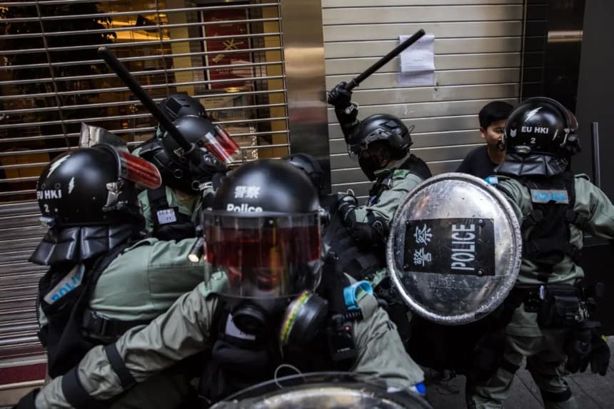 La policía antidisturbios detiene a dos hombres durante una protesta a favor de la democracia en el distrito Central de Hong Kong, el 11 de noviembre de 2019. (Dale de la Rey/AFP vía Getty Images)