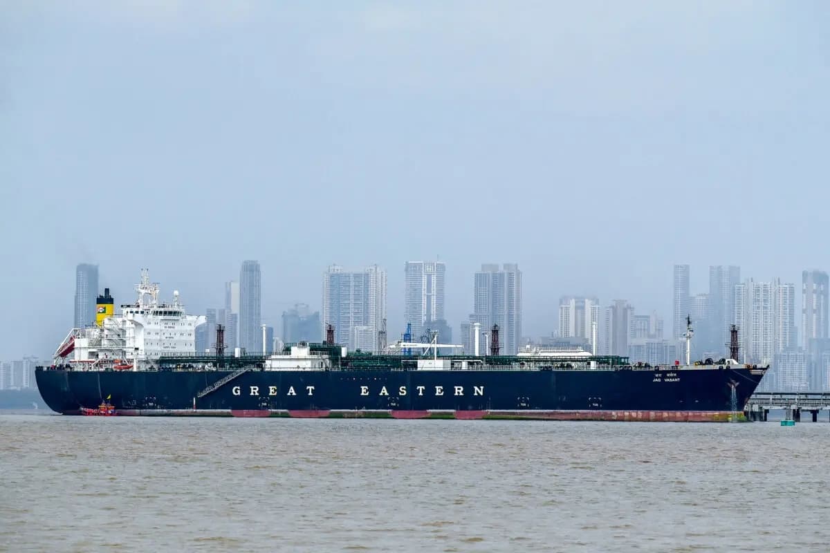 Un buque cisterna con bandera india que transportaba gas licuado de petróleo y que transitó por el estrecho de Ormuz en medio de la guerra con Irán permanece atracado en una terminal de descarga en Bombay, India, el 1 de abril de 2026. (Punit Paranjpe/AFP vía Getty Images)