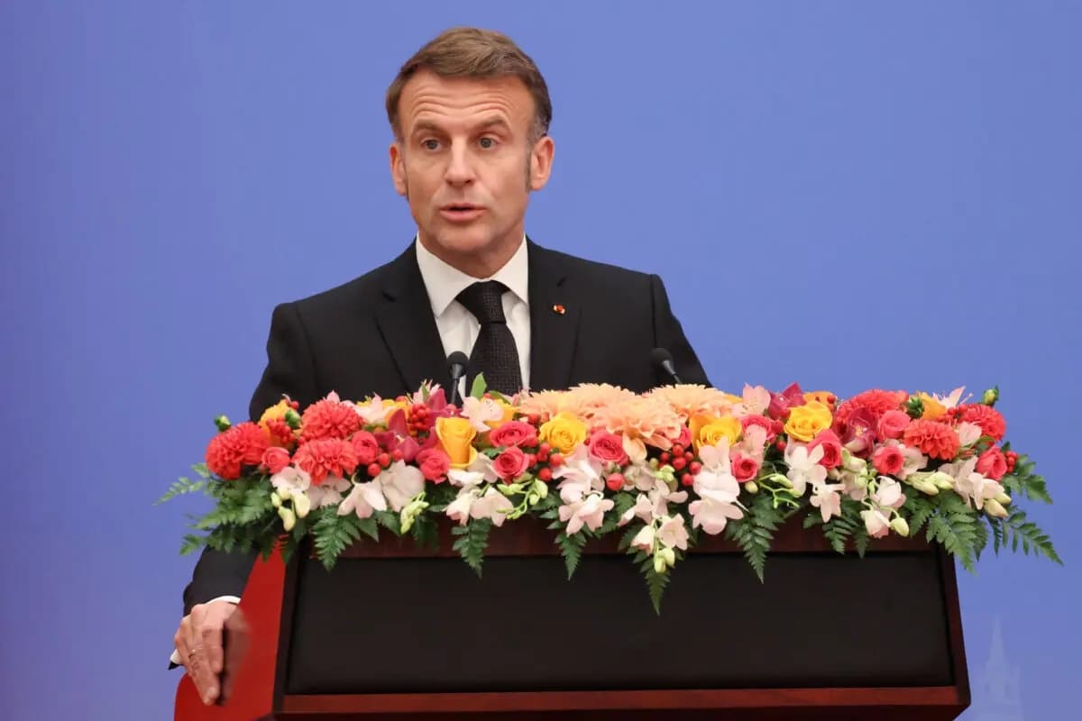 El presidente francés, Emmanuel Macron, pronuncia un discurso el 4 de diciembre de 2025. (Ludovic Marin/AFP vía Getty Images)