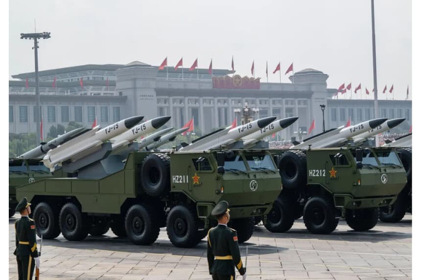 Lanzadores de misiles chinos durante un desfile militar que conmemora el 80 aniversario del fin de la Segunda Guerra Mundial, en la Plaza de Tiananmen en Beijing el 3 de septiembre de 2025. ( Kevin Frayer/Getty Images)