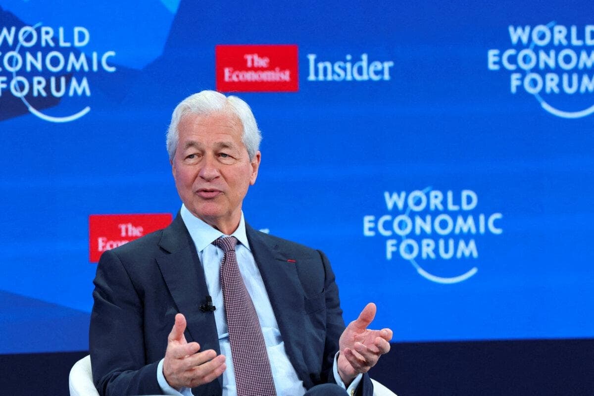 El director ejecutivo de JPMorgan Chase, Jamie Dimon, asiste a la 56.ª reunión anual del Foro Económico Mundial (FEM) en Davos, Suiza, el 21 de enero de 2026. (Denis Balibouse/Reuters)
