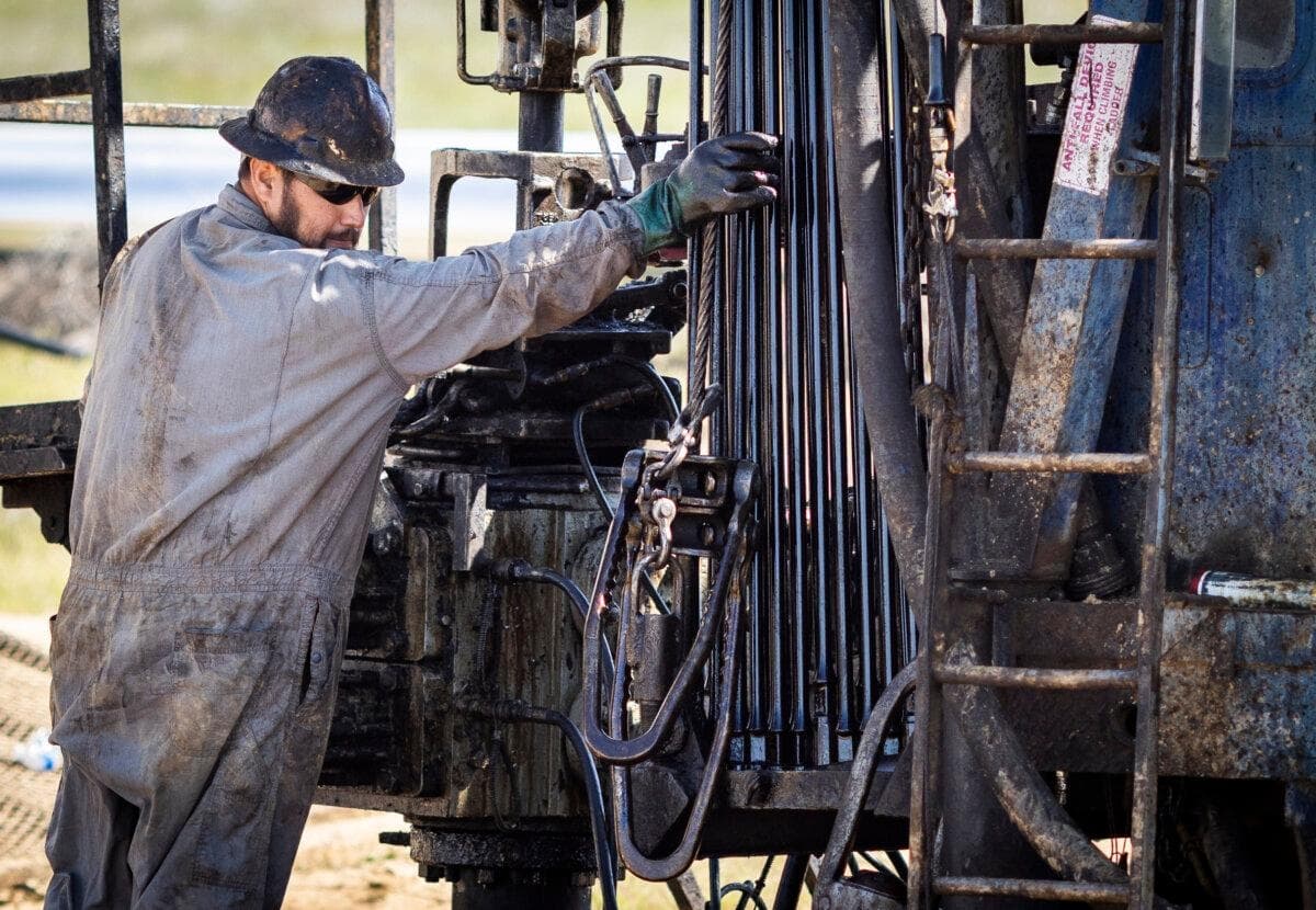 Especialistas en petróleo mantienen en funcionamiento las bombas de combustible en las afueras de Bakersfield, California, el 21 de marzo de 2025. (John Fredricks/The Epoch Times)