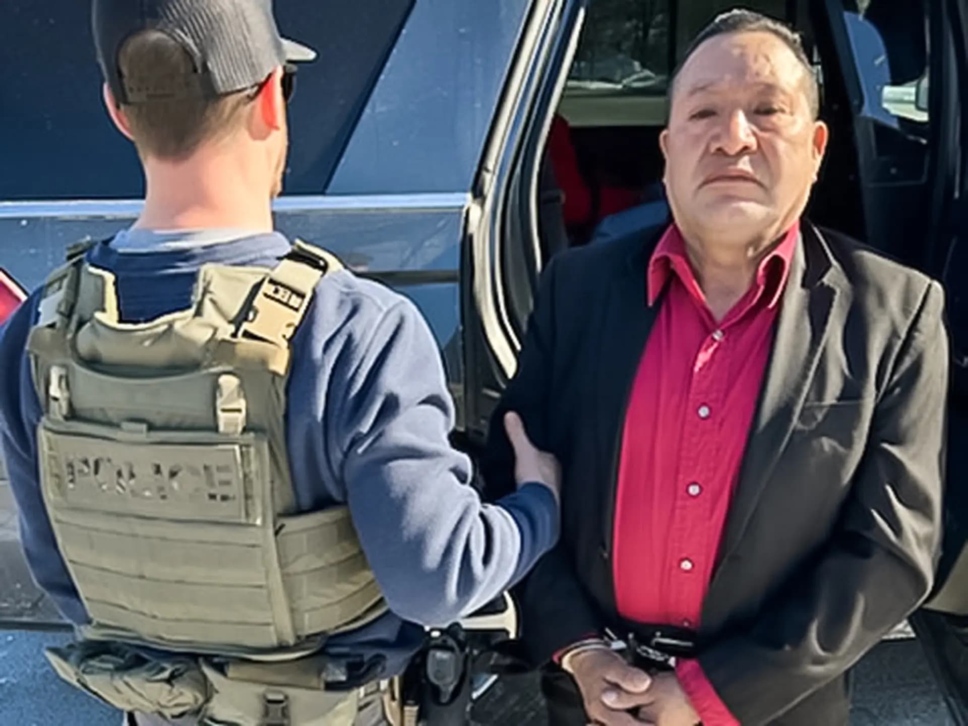 Oficiales de ICE detienen al ciudadano guatemalteco Sostenes Pérez-López durante una operación policial en Brighton, Massachusetts, el 18 de febrero de 2025. Pérez-López fue acusado de dos cargos de agresión sexual y lesiones a un menor de 14 años, según el ICE. (Departamento de Seguridad Nacional).
