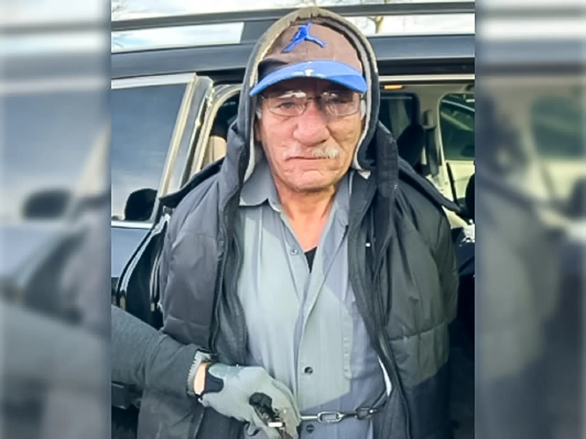 Oficiales del ICE detuvieron al ciudadano ecuatoriano Gilberto Ávila-Jara en Lawrence, Massachusetts, el 1 de abril de 2025. Ávila-Jara se enfrenta a más de 20 cargos por delitos sexuales contra un menor. (Departamento de Seguridad Nacional).
