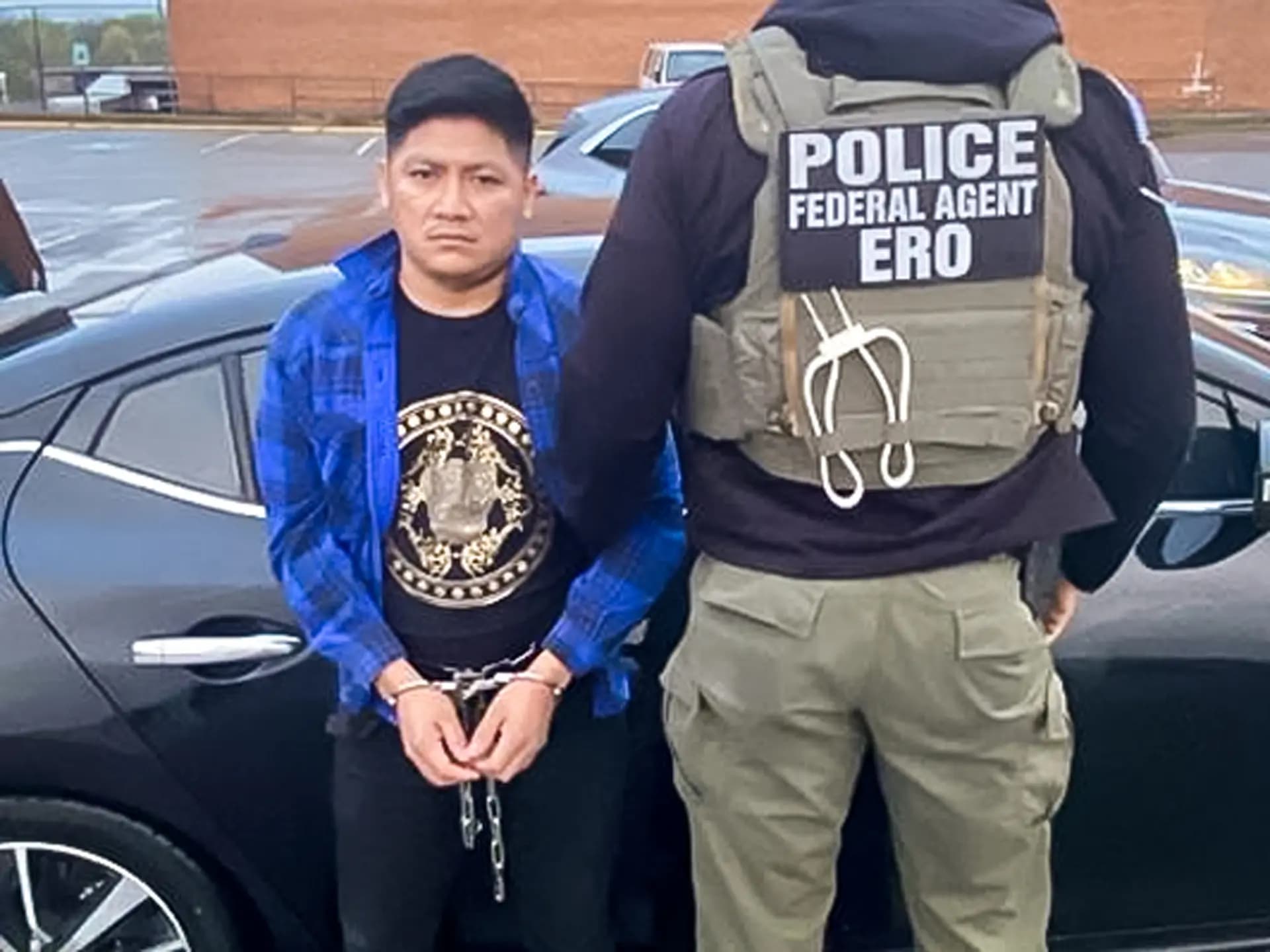 Oficiales de ICE detuvieron al ciudadano guatemalteco René Pop-Chub en Hyattsville, Maryland, el 12 de abril de 2025. Pop-Chub tiene cargos pendientes por asesinato, agresión en segundo grado y conducta temeraria. (Departamento de Seguridad Nacional).
