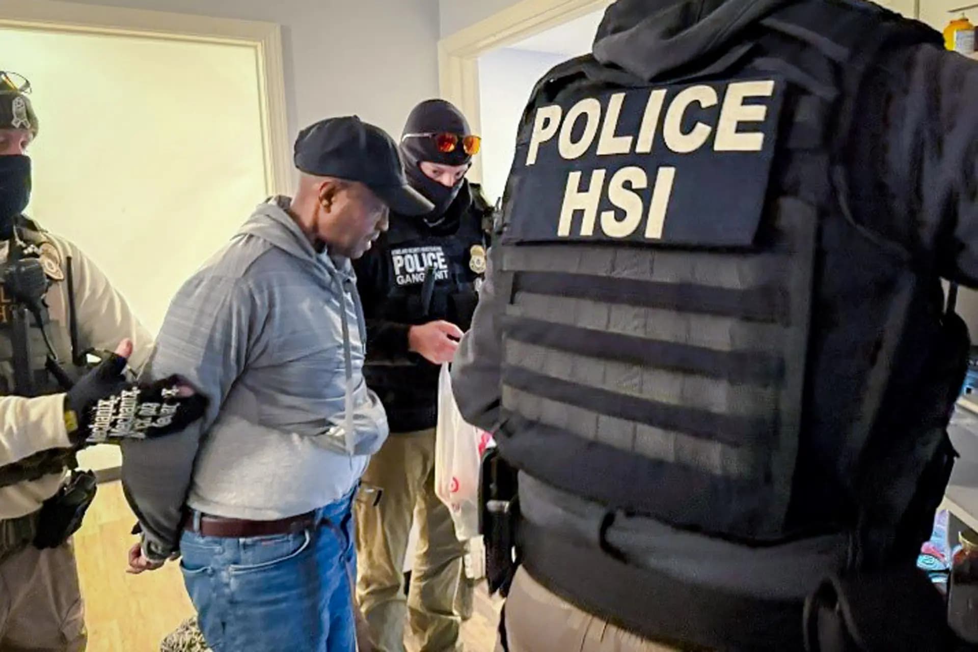 Oficiales del ICE llevan a cabo una operación policial específica para detener al ciudadano somalí Mahad Abdulkadir Yusuf, un delincuente sexual condenado, en Minneapolis el 31 de diciembre de 2025. (Departamento de Seguridad Nacional).