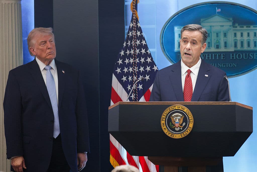 El director de la CIA, John L. Ratcliffe, habla mientras el presidente de EE. UU., Donald Trump (izquierda), observa durante una rueda de prensa en la sala de prensa James S. Brady de la Casa Blanca el 6 de abril de 2026. (Alex Wong/Getty Images)