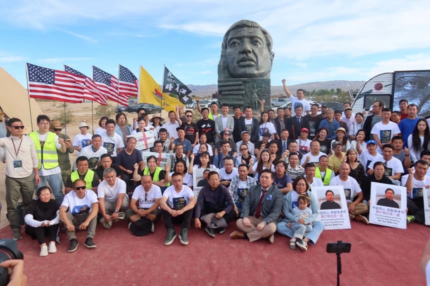 Activistas pro-libertad en china inauguran escultura del abogado humanitario Gao Zhisheng en California