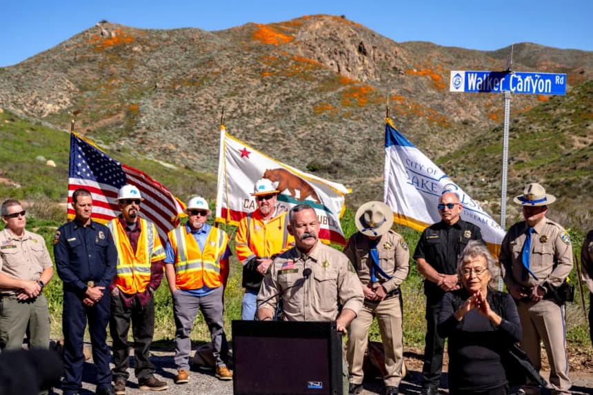 El sheriff del condado de Riverside, Chad Bianco, habla en una rueda de prensa en Lake Elsinore, California, el 7 de febrero de 2023. Las autoridades anunciaron el cierre de los campos de amapolas en Walker Canyon hasta que disminuya la floración de las flores silvestres. (Watchara Phomicinda/The Orange County Register vía AP)
